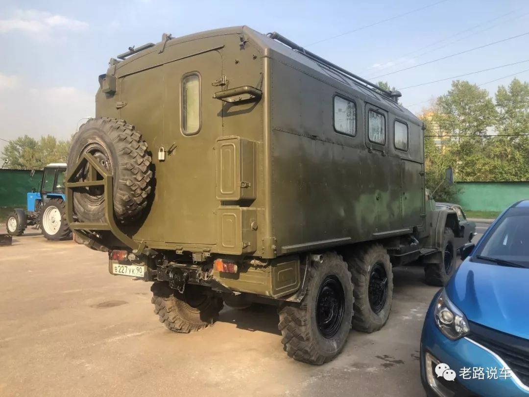 看似军车实为房车,俄罗斯街头停放的zil-131"工具车"