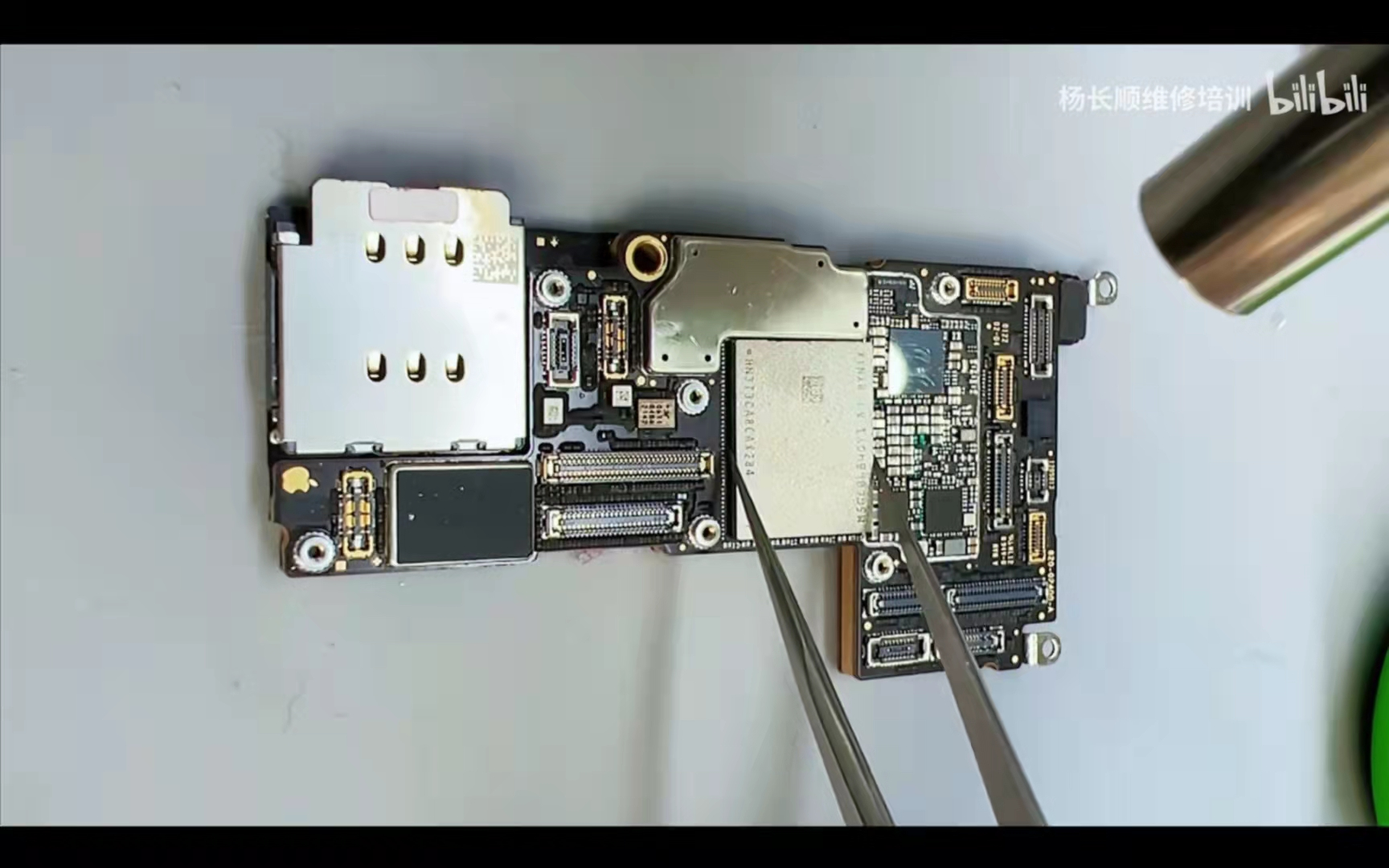 iPhone 15 Pro Max拆解 显微镜下观察摄像头内有明显灰尘（来源：杨长顺维修家）#苹果 #iPhone15 #手机 #新品#拆解 ...