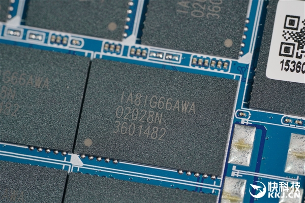 19999元！影驰16TB企业级SSD拆解图赏 16颗存储芯片太壮观