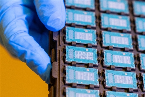 Intel、三星想要干翻台积电：玻璃芯片技术成关键