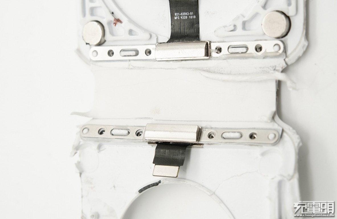拆解报告：Apple苹果MagSafe双项无线充电器A2458