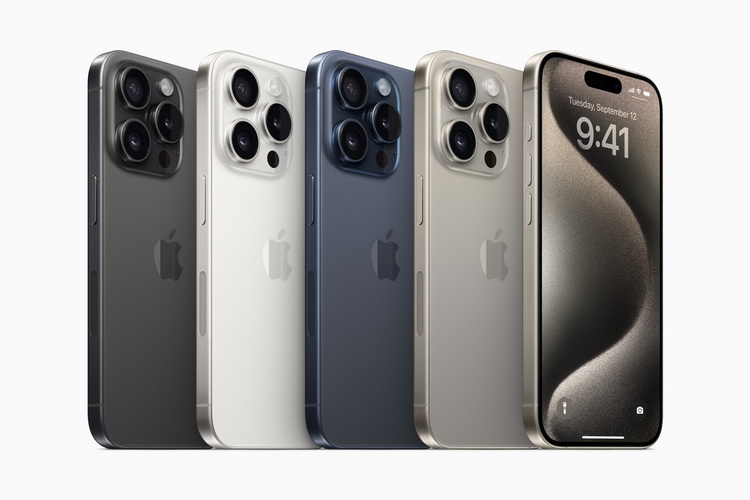 Apple-iPhone-15-Pro-lineup-color-lineup-230912_big.jpg.large_2x.jpg