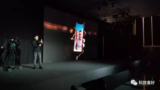 小米发布旗下首款5G手机,演示第一个5G国外视