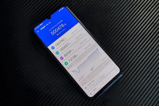 不难看出,在接近的硬件配置下,vivo手机能取得更出色的性能跑分,核心